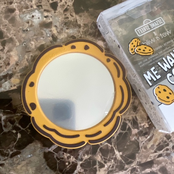 💄Wet n Wild Cookie Monster Hand Mirror - Picture 3 of 4